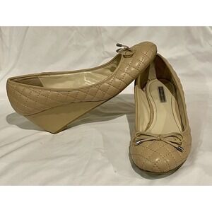 Womens 9.5 BCBGeneration Truce Quilted Wedge Shoes Nude Beige Slip On Ballet Bow